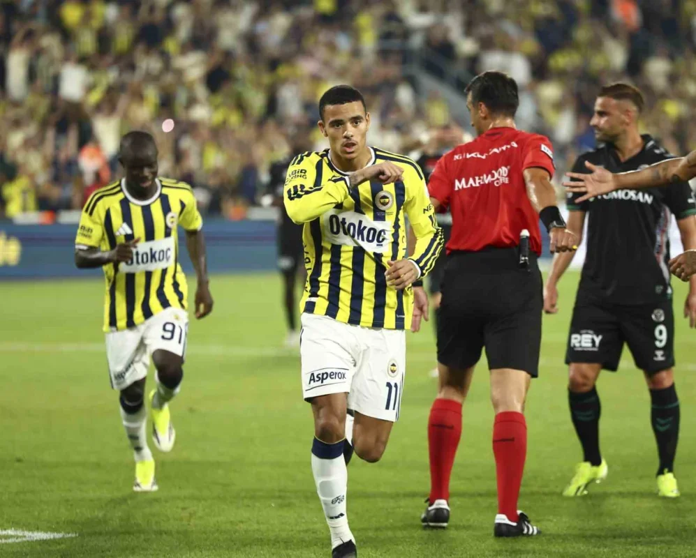 Fenerbahçe Konyaspor'u İlk Yarıda 3-1 Geçti
