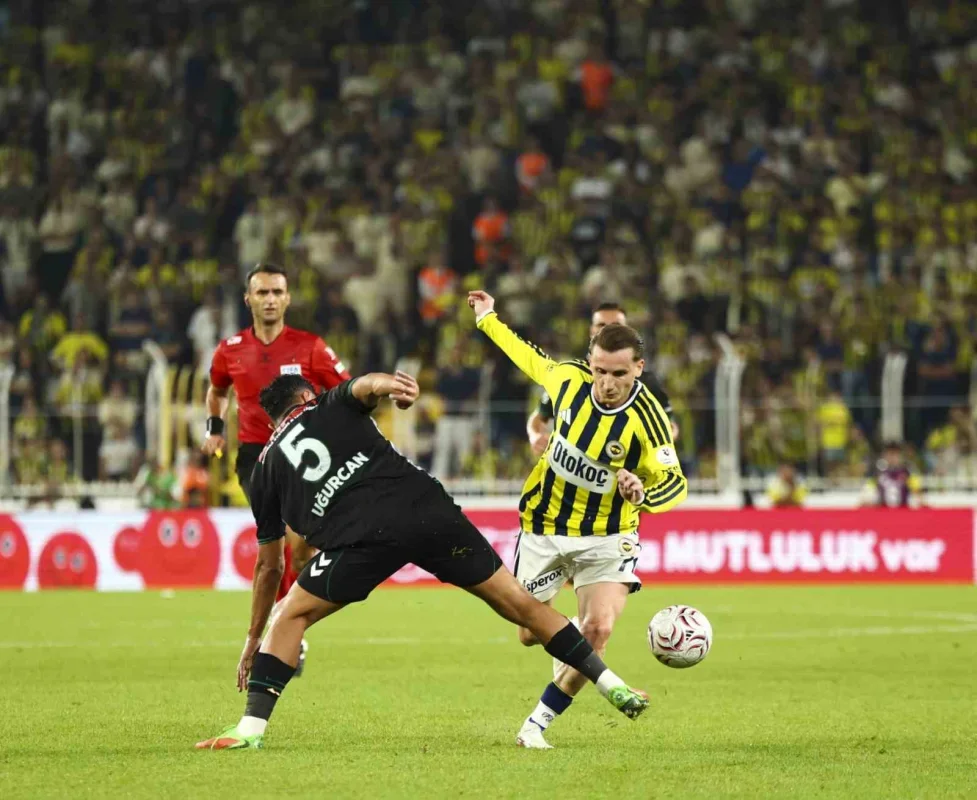 Fenerbahçe Konyaspor'u İlk Yarıda 3-1 Geçti