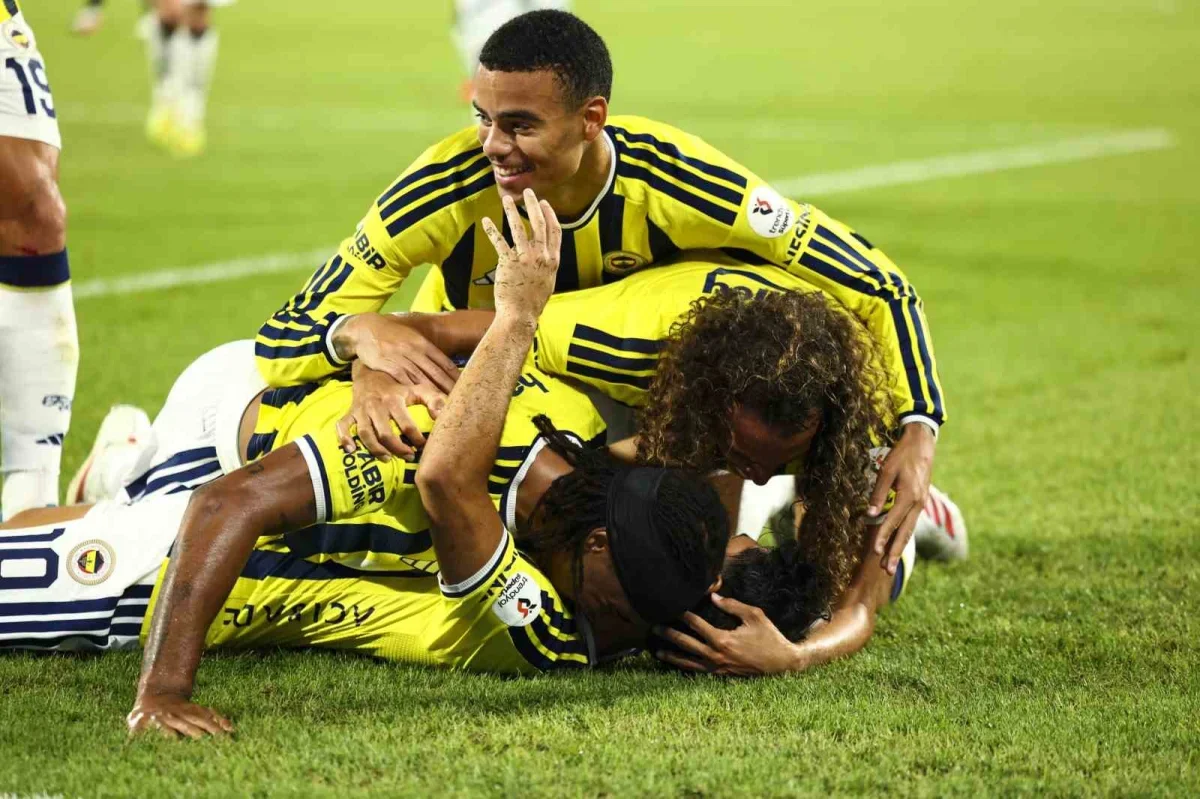 Fenerbahçe Konyaspor'u İlk Yarıda 3-1 Geçti