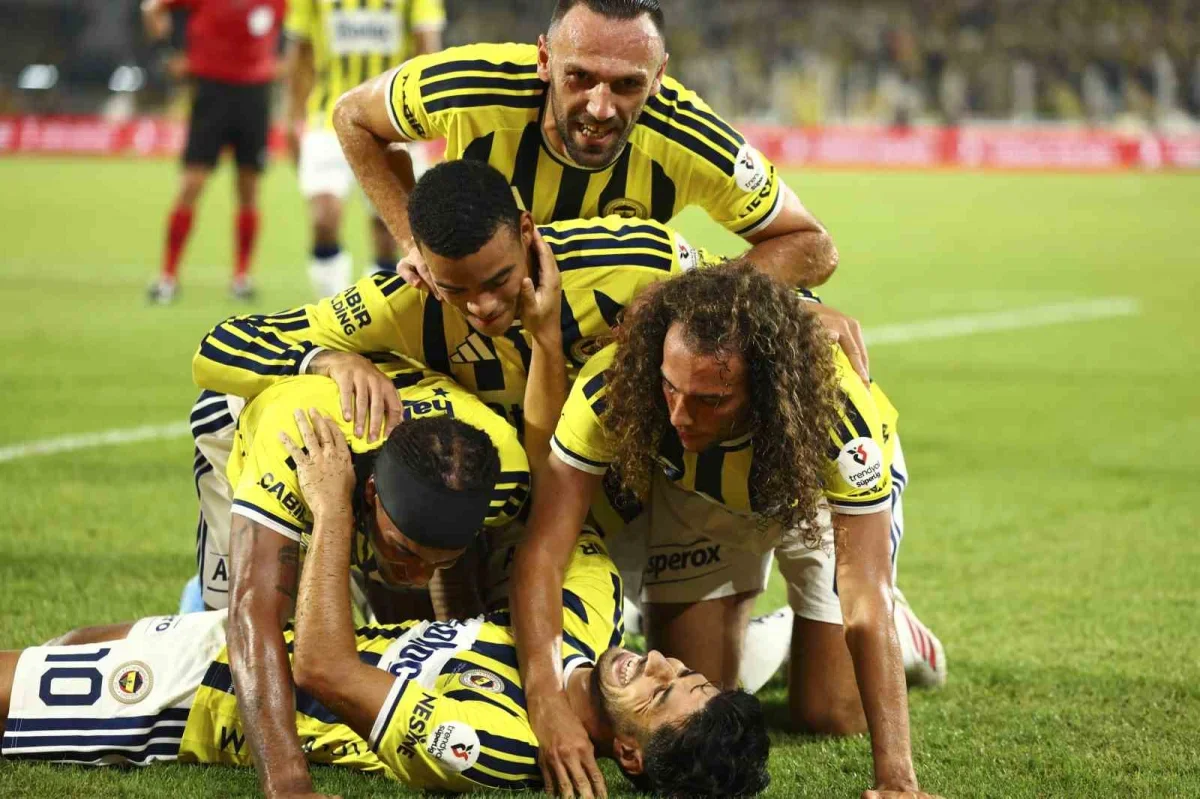 Fenerbahçe Konyaspor'u İlk Yarıda 3-1 Geçti