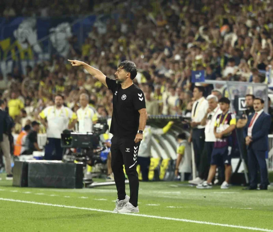 Fenerbahçe Konyaspor'u İlk Yarıda 3-1 Geçti
