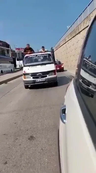İzmit'te trafikte sıkıştırma kavgası cep telefonuna yansıdı