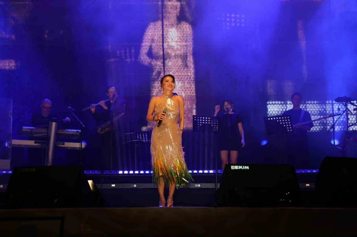 Aliağa Sanat Günleri'nde üçüncü hafta tiyatro ve konserle geçti