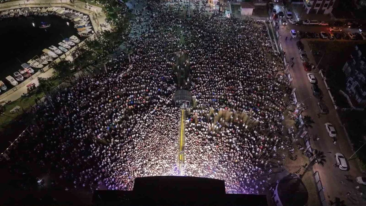 Aliağa Sanat Günleri'nde üçüncü hafta tiyatro ve konserle geçti