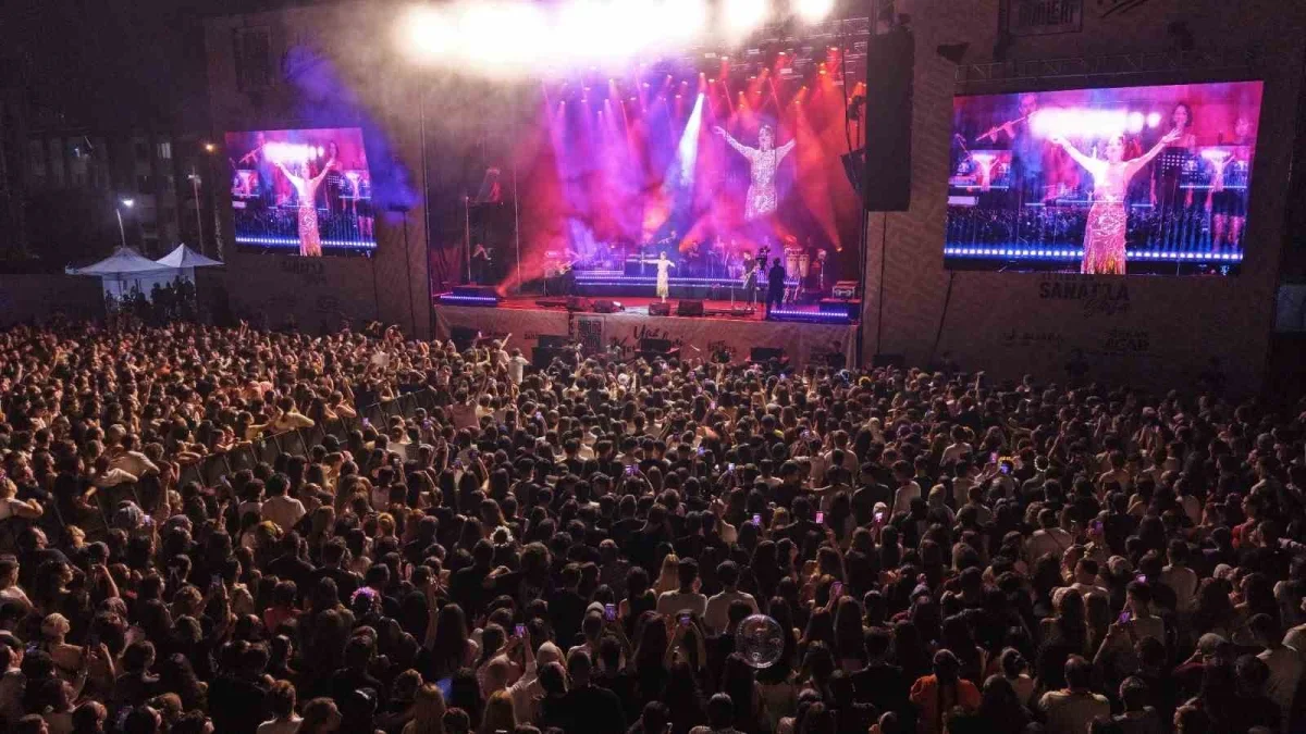 Aliağa Sanat Günleri'nde üçüncü hafta tiyatro ve konserle geçti