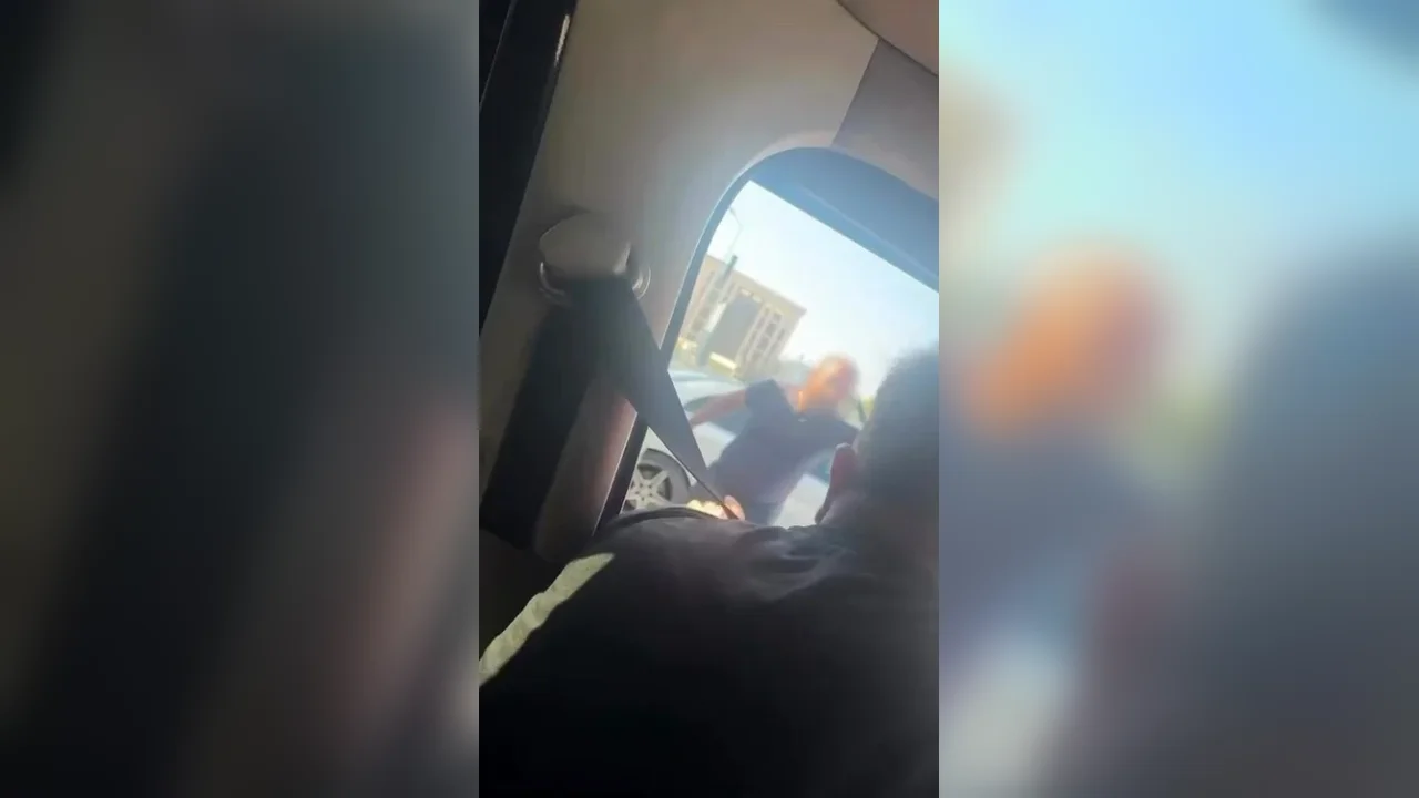 Bursa'da minibüs şoförü ile otomobil sürücüsü arasında gerginlik