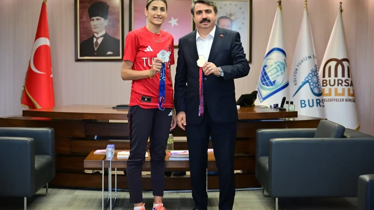Hatice Kübra İlgün 20. Akdeniz Oyunları'nda altın madalya aldı