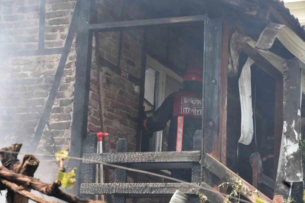 Hendek'te iki katlı binanın üst katında yangın çıktı