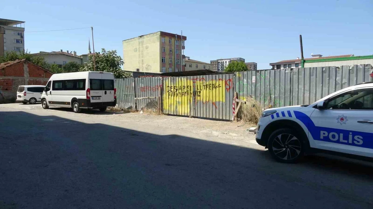 Sultanbeyli'de çelik çatı çöktü: 1'i ağır 2 işçi yaralı