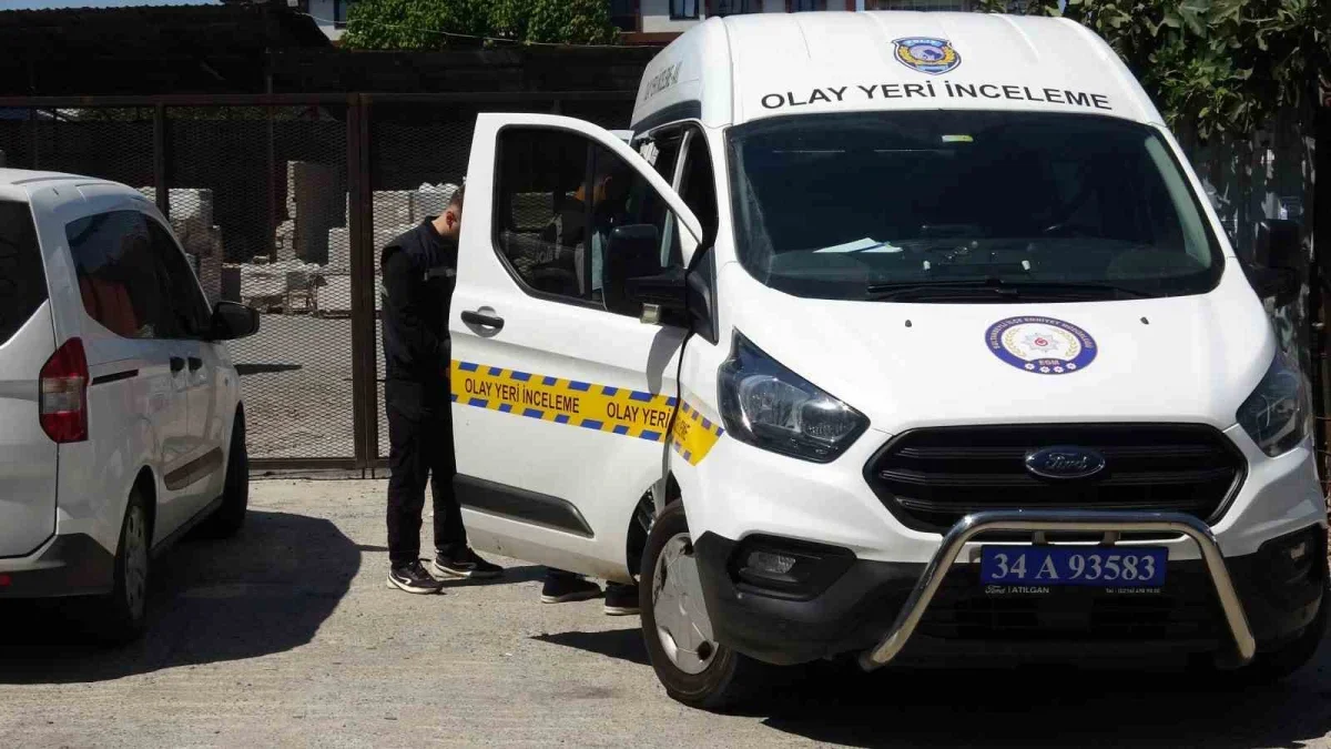 Sultanbeyli'de çelik çatı çöktü: 1'i ağır 2 işçi yaralı