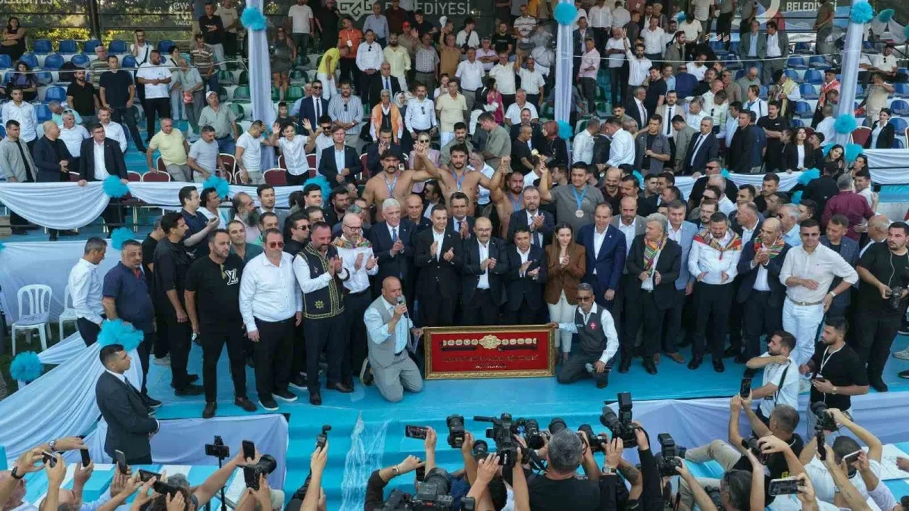Mustafa Taş, Kurtdereli Yağlı Güreşleri'nde altın kemeri aldı