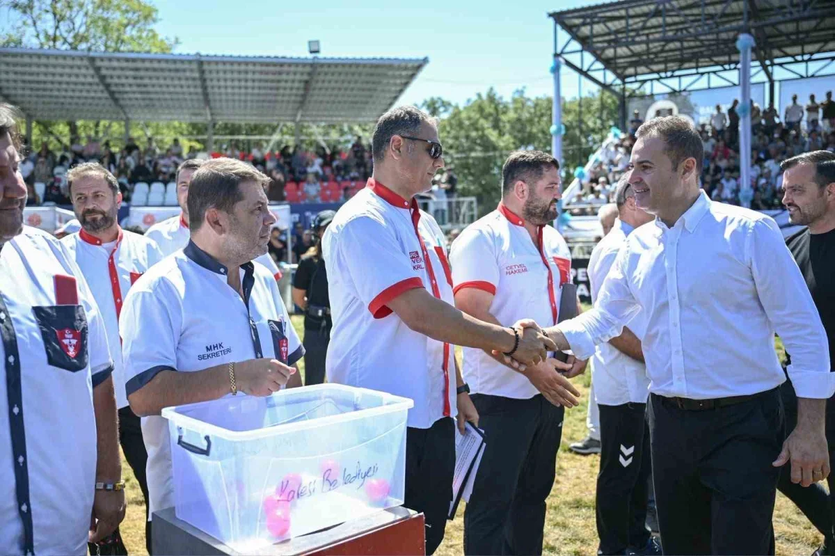 Mustafa Taş, Kurtdereli Yağlı Güreşleri'nde altın kemeri aldı