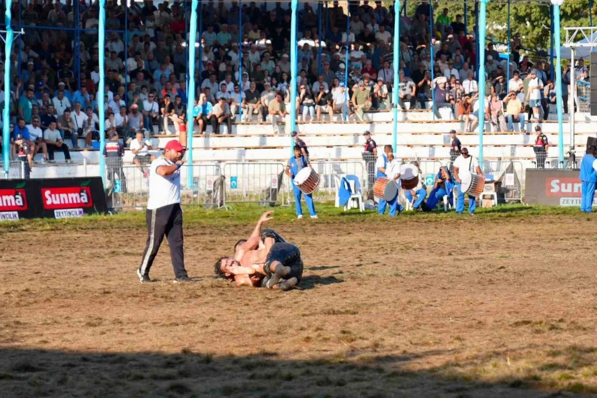 Mustafa Taş, Kurtdereli Yağlı Güreşleri'nde altın kemeri aldı