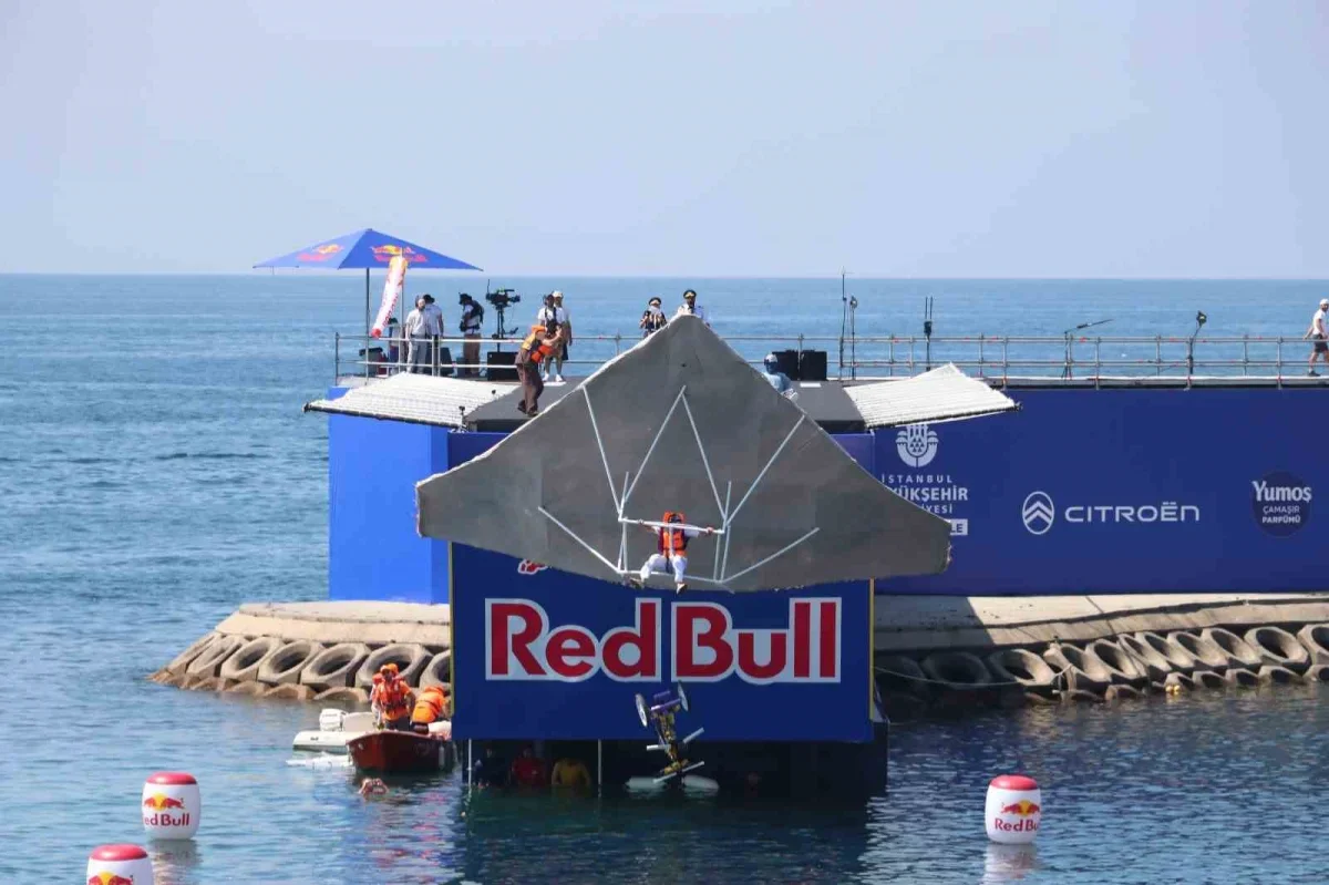 Red Bull Uçuş Günü Caddebostan Sahili'nde binlerce kişiyi topladı