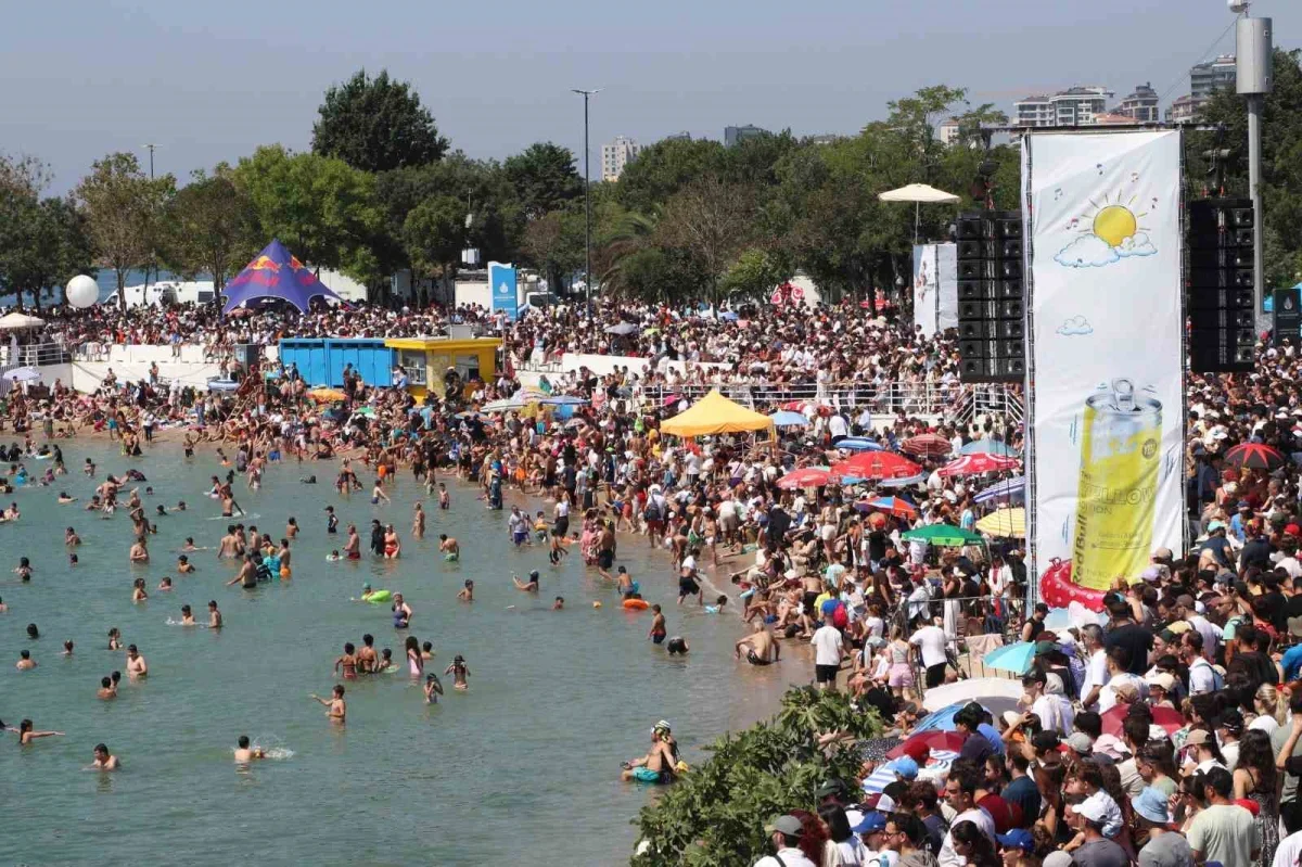 Red Bull Uçuş Günü Caddebostan Sahili'nde binlerce kişiyi topladı