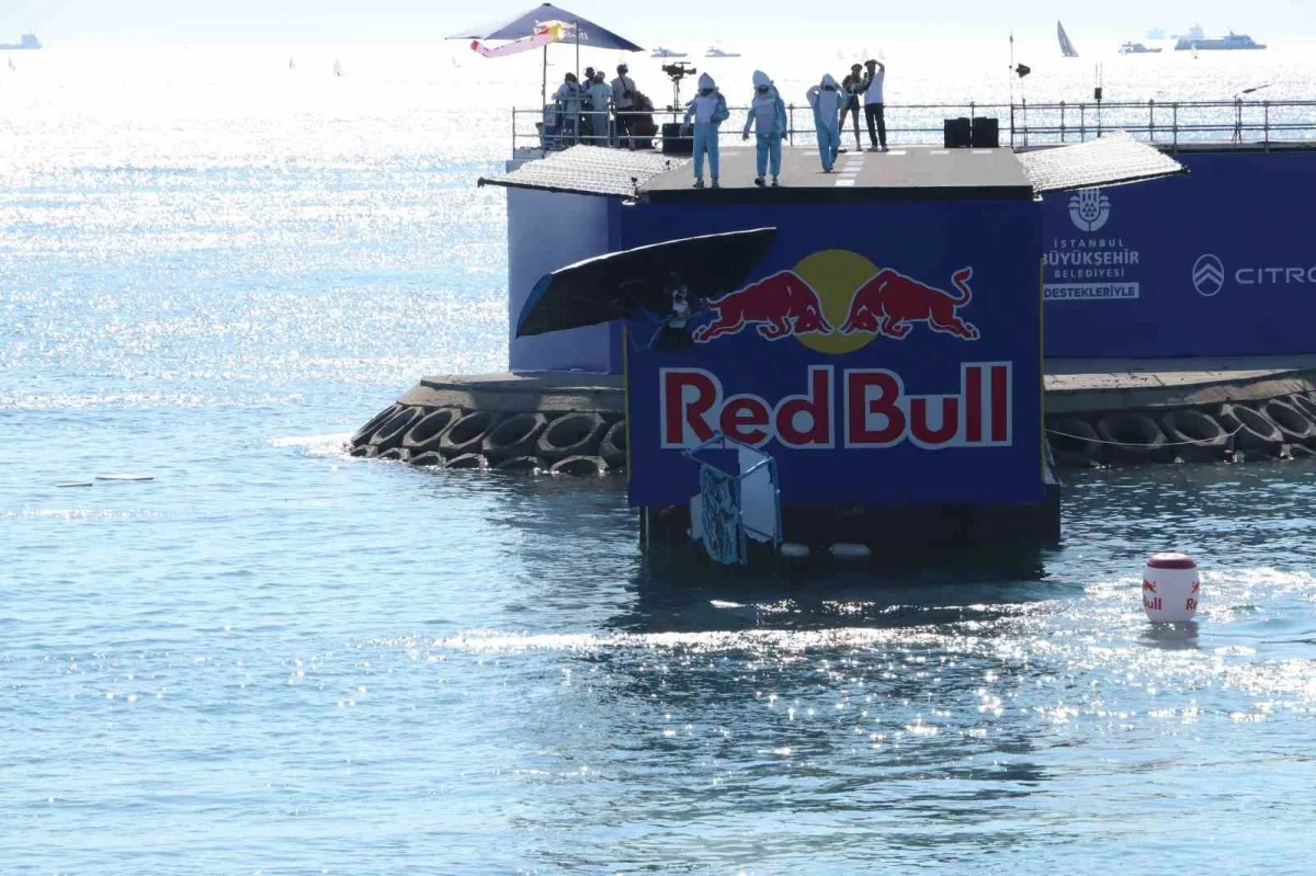 Red Bull Uçuş Günü Caddebostan Sahili'nde binlerce kişiyi topladı