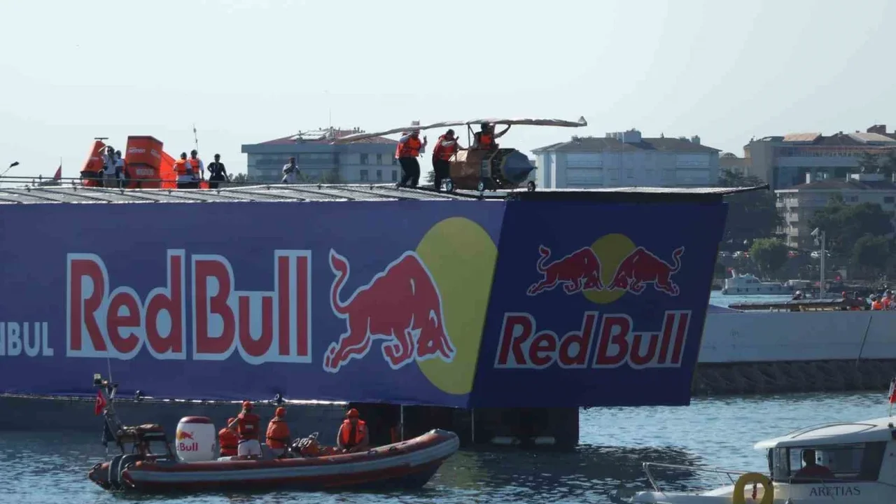 Red Bull Uçuş Günü Caddebostan Sahili'nde binlerce kişiyi topladı