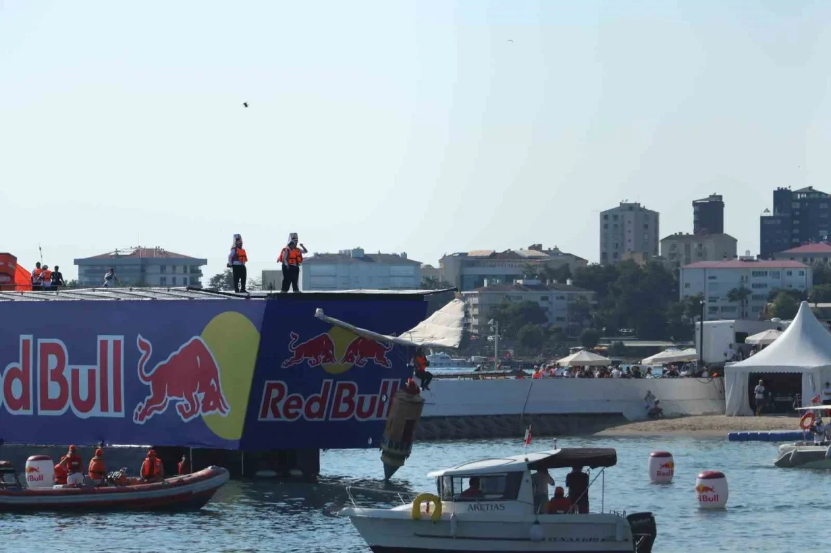 Red Bull Uçuş Günü Caddebostan Sahili'nde binlerce kişiyi topladı