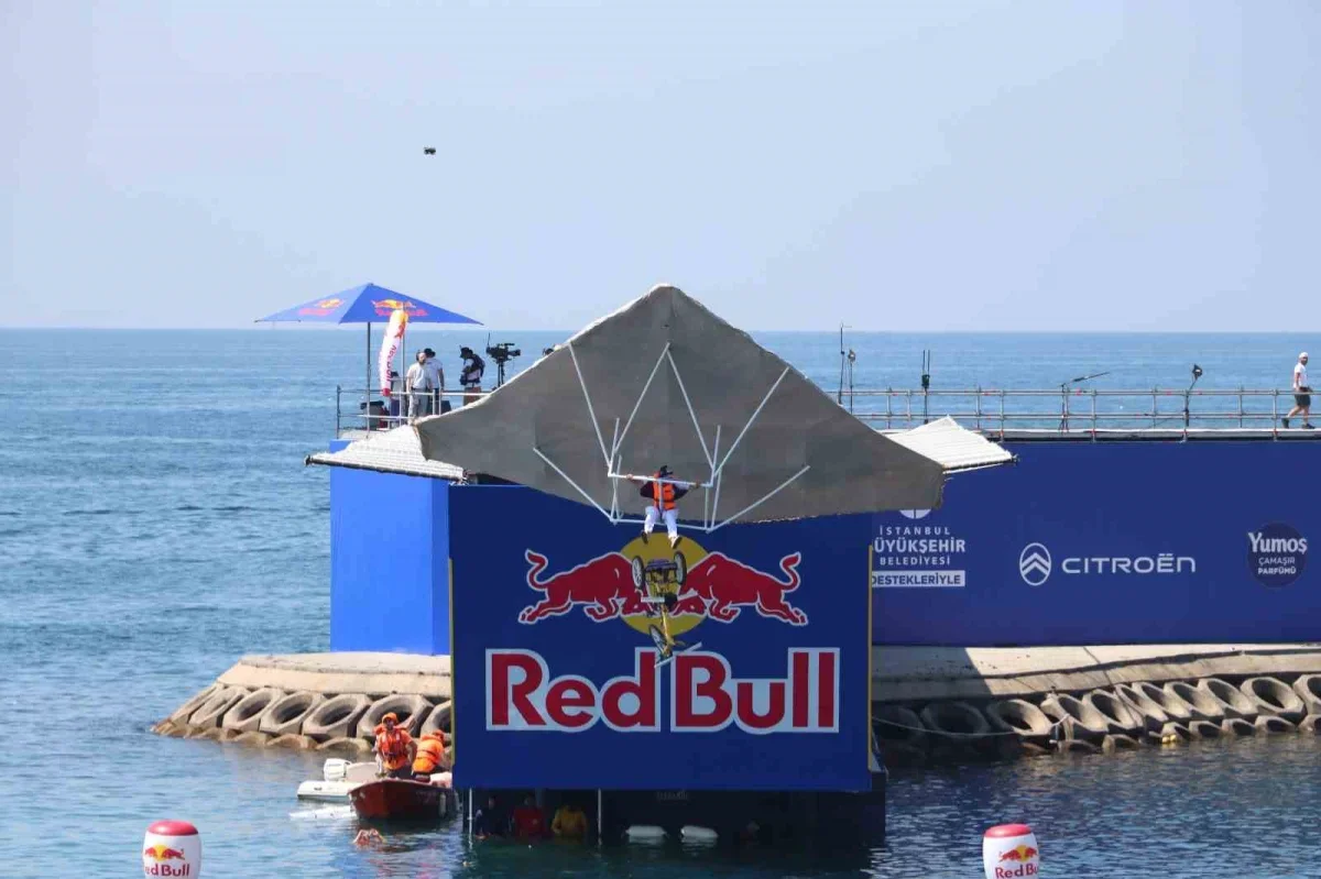 Red Bull Uçuş Günü Caddebostan Sahili'nde binlerce kişiyi topladı