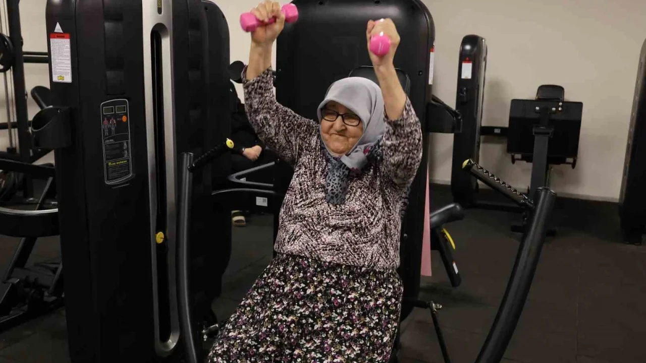 82 yaşındaki Kayalı Yavuz sporla bastonunu bıraktı