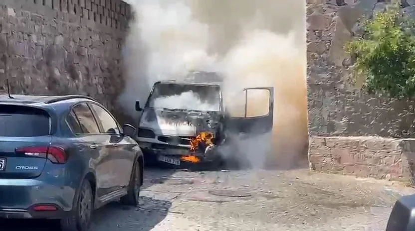 Ayvalık'ta halı teslimatı sırasında kamyonet alev aldı
