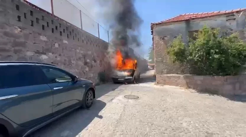 Ayvalık'ta halı teslimatı sırasında kamyonet alev aldı