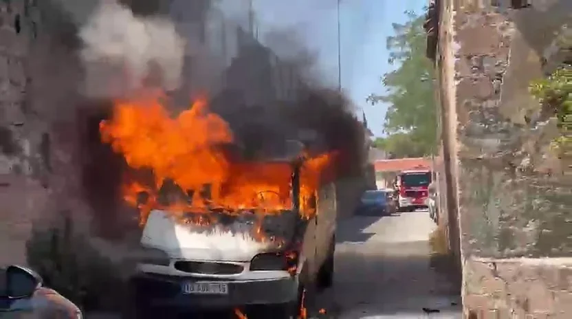 Ayvalık'ta halı teslimatı sırasında kamyonet alev aldı