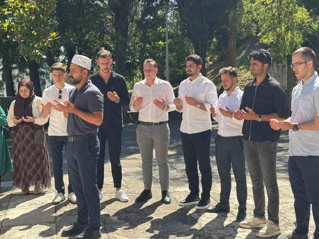 Bursa'da AK Parti gençlerinden Mevlid Kandili programı