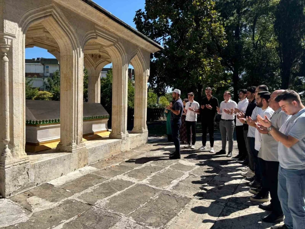 Bursa'da AK Parti gençlerinden Mevlid Kandili programı