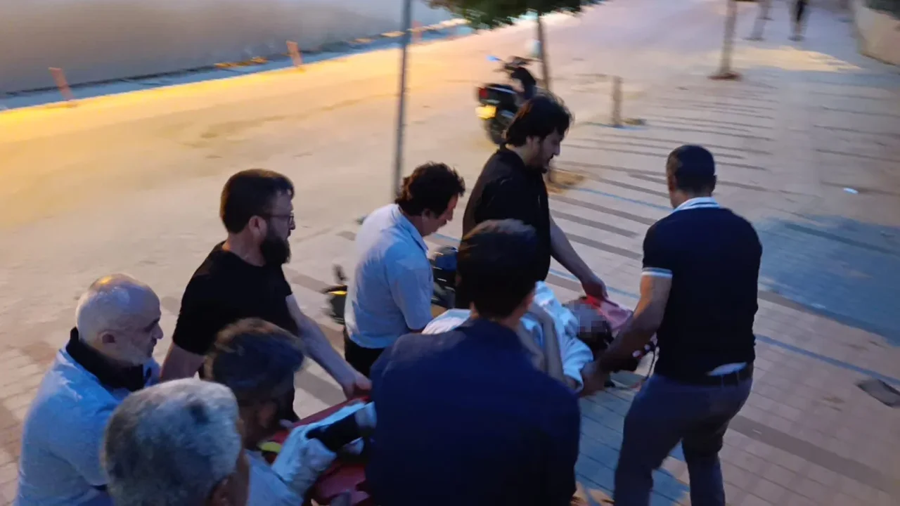 İnegöl'de motosiklet kazası: Yaralıya doktor duvardan atlayıp ulaştı