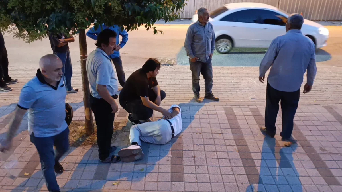 İnegöl'de motosiklet kazası: Yaralıya doktor duvardan atlayıp ulaştı