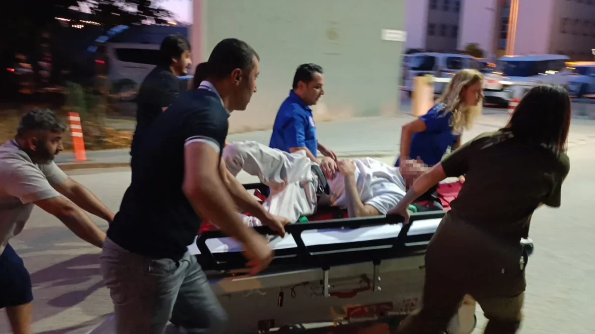 İnegöl'de motosiklet kazası: Yaralıya doktor duvardan atlayıp ulaştı