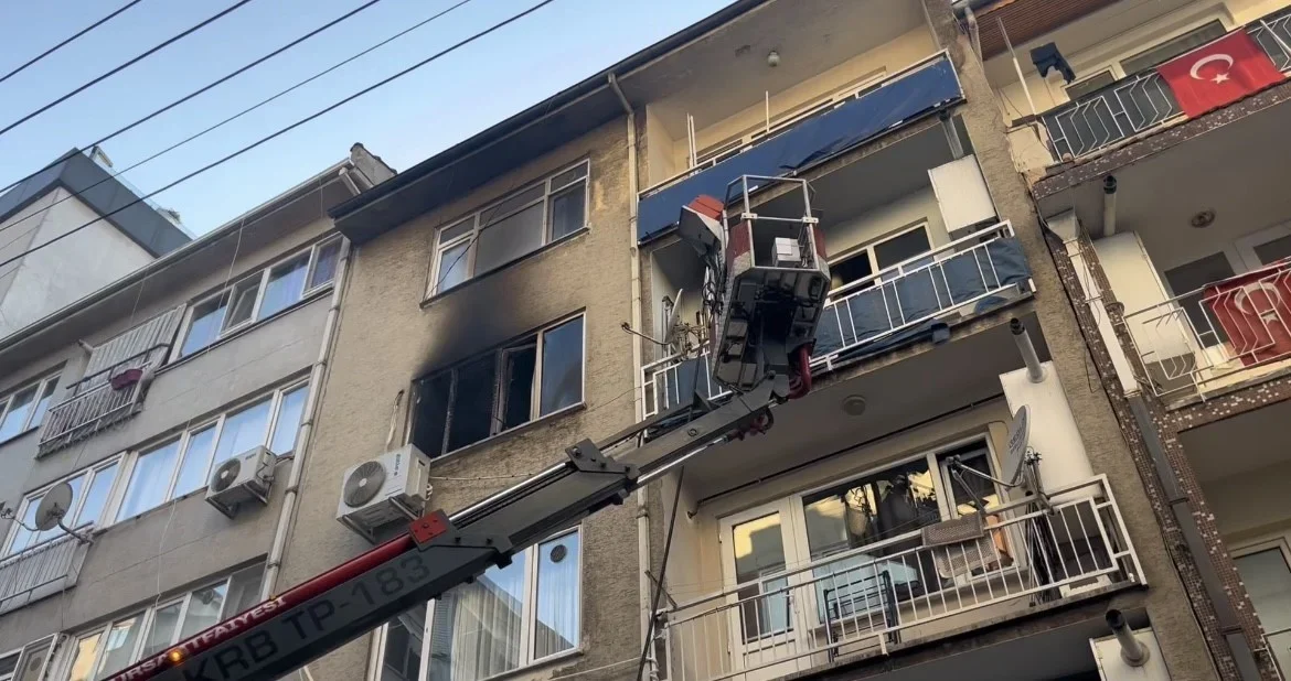 Bursa Osmangazi'de 4 katlı binada yangın paniği