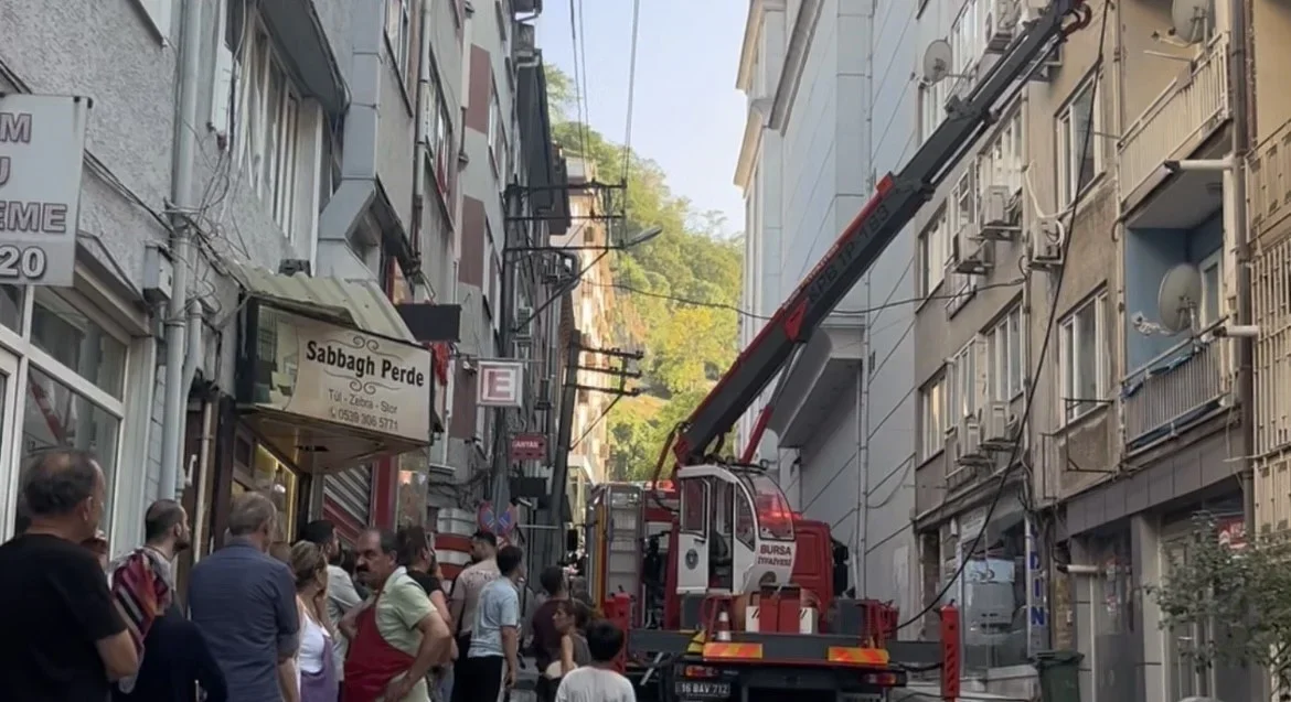 Bursa Osmangazi'de 4 katlı binada yangın paniği