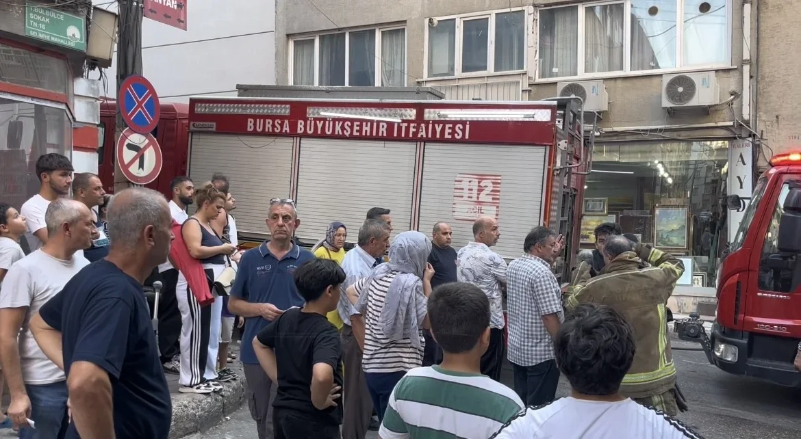 Bursa Osmangazi'de 4 katlı binada yangın paniği