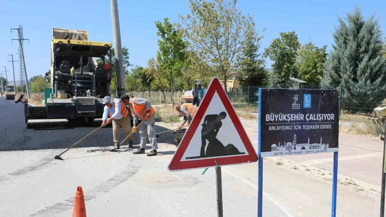 Bursa Büyükşehir'den İnegöl Çalıkavak yoluna sıcak asfalt