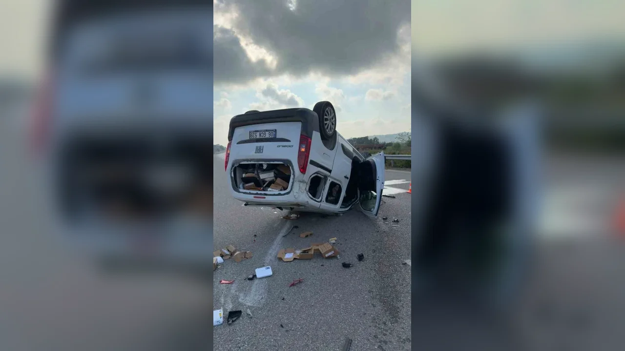 Kaynarca'da hafif ticari araç ile otomobil çarpıştı: 2 yaralı