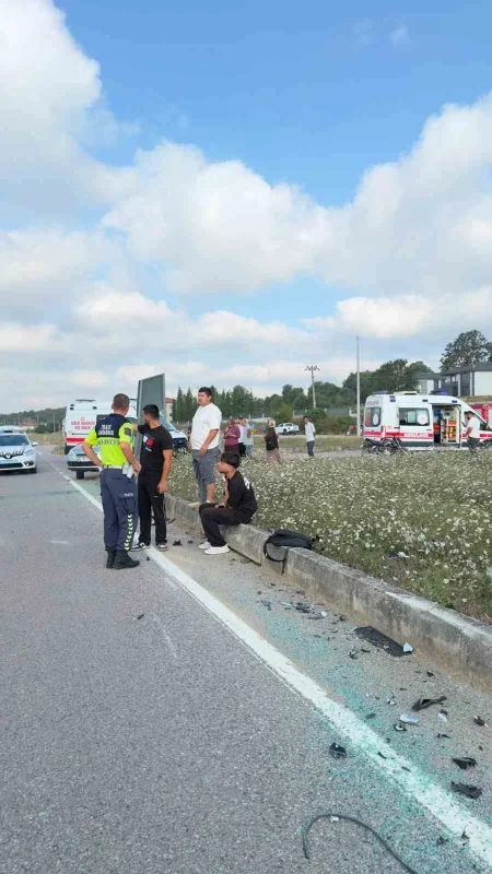 Kaynarca'da hafif ticari araç ile otomobil çarpıştı: 2 yaralı