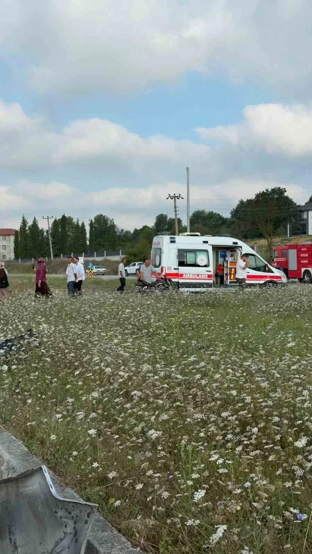 Kaynarca'da hafif ticari araç ile otomobil çarpıştı: 2 yaralı