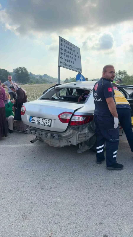 Kaynarca'da hafif ticari araç ile otomobil çarpıştı: 2 yaralı