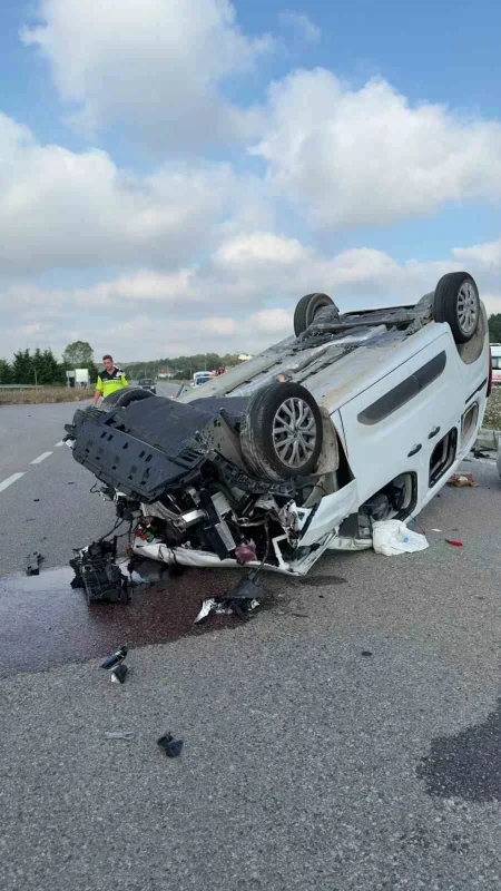 Kaynarca'da hafif ticari araç ile otomobil çarpıştı: 2 yaralı