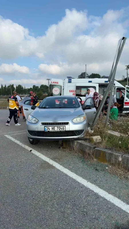 Kaynarca'da hafif ticari araç ile otomobil çarpıştı: 2 yaralı