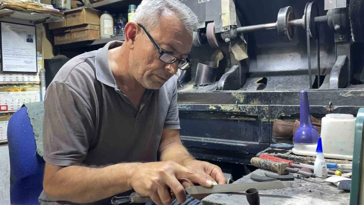 Kırklareli'nde Yalçın Yelek 43 yıldır ayakkabı tamirciliği yapıyor