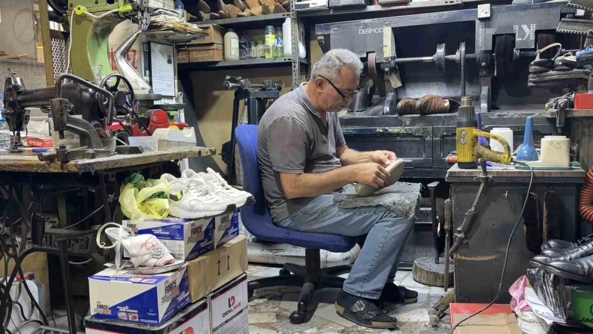 Kırklareli'nde Yalçın Yelek 43 yıldır ayakkabı tamirciliği yapıyor