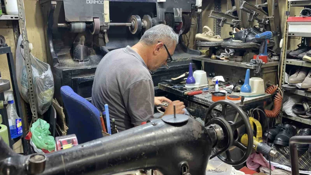 Kırklareli'nde Yalçın Yelek 43 yıldır ayakkabı tamirciliği yapıyor