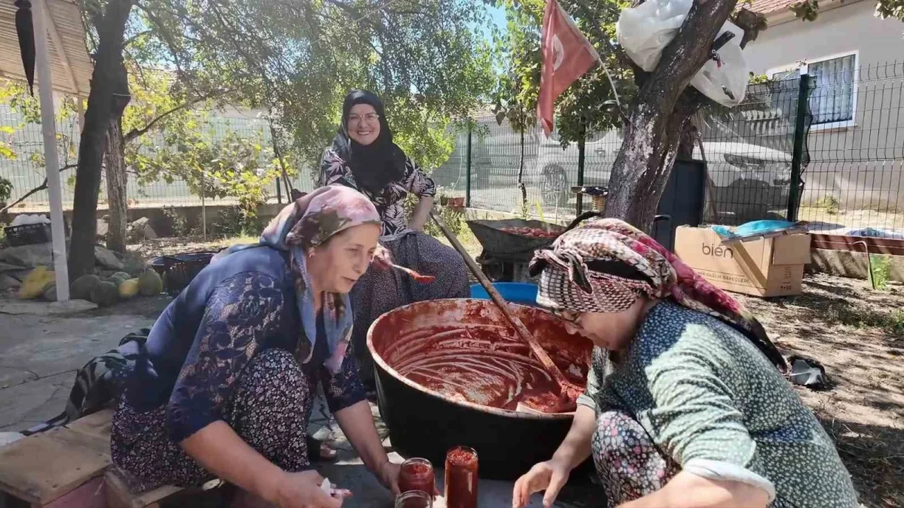 Malkara'da imece usulü salça yapımı komşuluğu güçlendiriyor