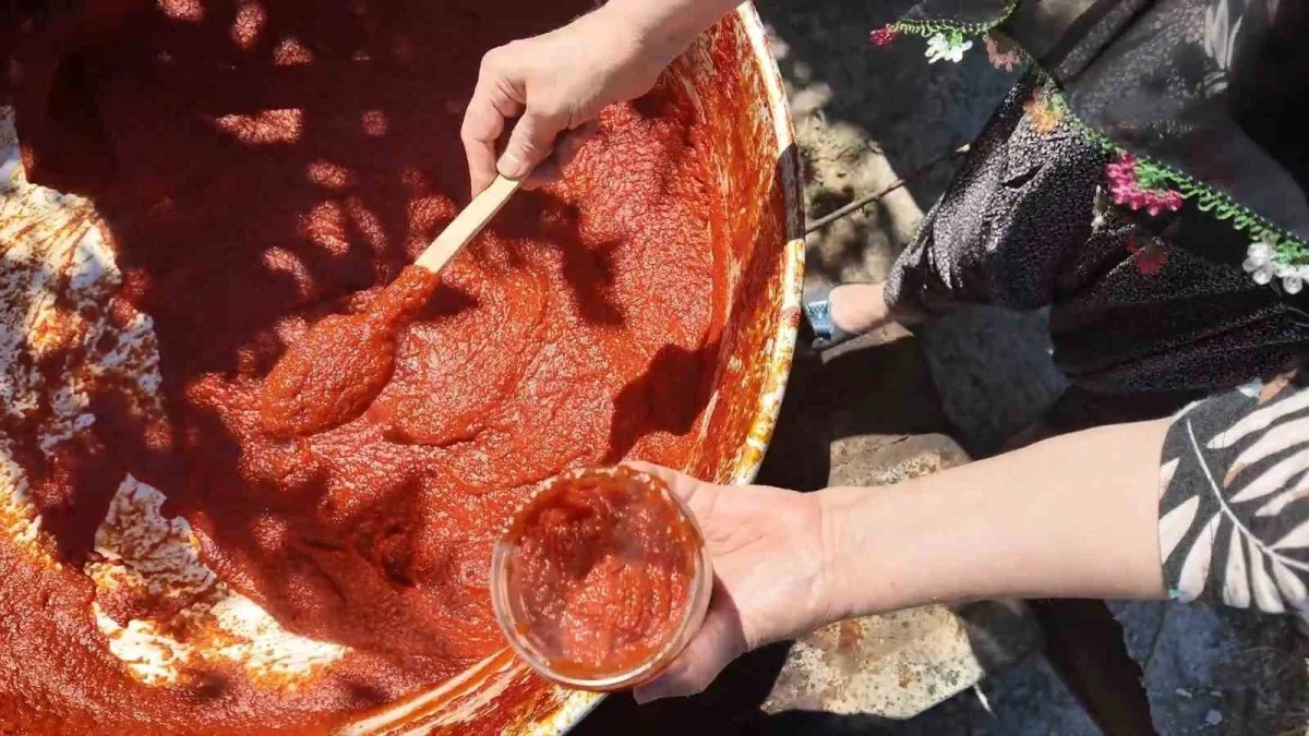 Malkara'da imece usulü salça yapımı komşuluğu güçlendiriyor