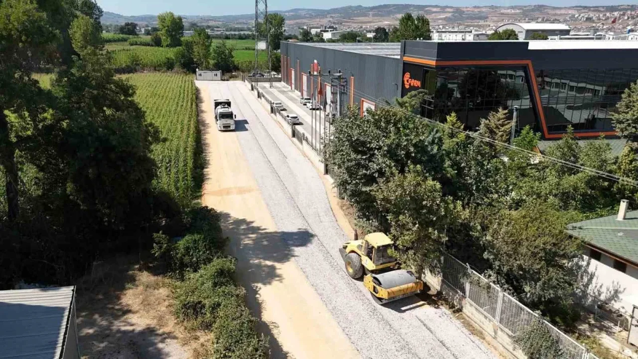 Cerrah'ta Veysel Karani Caddesi'ne sathi kaplama yapıldı