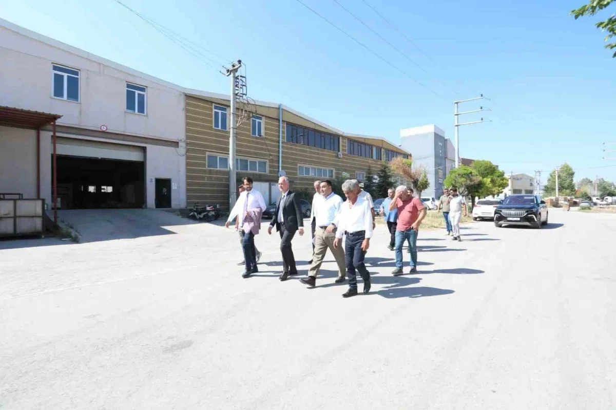 Cerrah'ta Veysel Karani Caddesi'ne sathi kaplama yapıldı