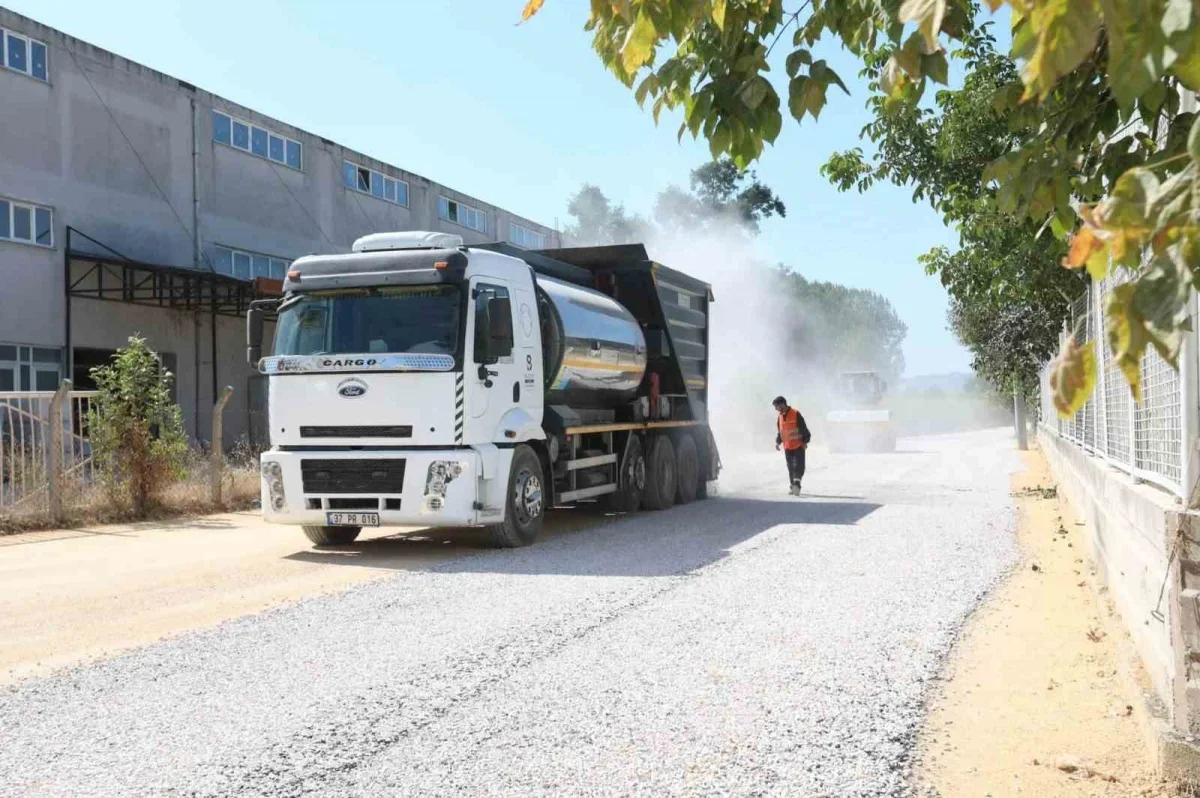 Cerrah'ta Veysel Karani Caddesi'ne sathi kaplama yapıldı
